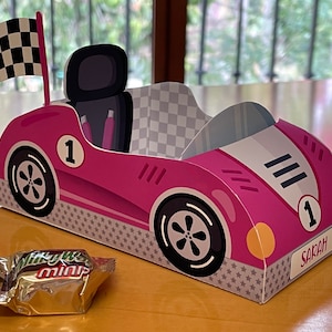 Caja de regalo para fiesta de cumpleaños con dos autos de carreras rápidos, cajas de regalo para dulces con temática de carreras de papel imprimibles, centro de mesa de juguete de papel personalizable