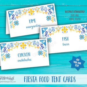Pu&ograve; includere: Tre carte da tavolo per cibo di festa stampabili con un design floreale blu e giallo. Le carte recitano "Lime margaritas", "Chicken enchiladas" e "Fish tacos".