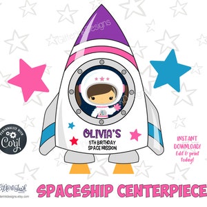 Puede incluir: Una pieza central de nave espacial imprimible con una ni&ntilde;a astronauta de dibujos animados con un traje espacial blanco y un casco rosa. La nave espacial es morada, rosa y blanca con llamas naranjas. El texto "Olivia's 5th Birthday Space Mission" est&aacute; en la nave espacial. El fondo es blanco con estrellas blancas.