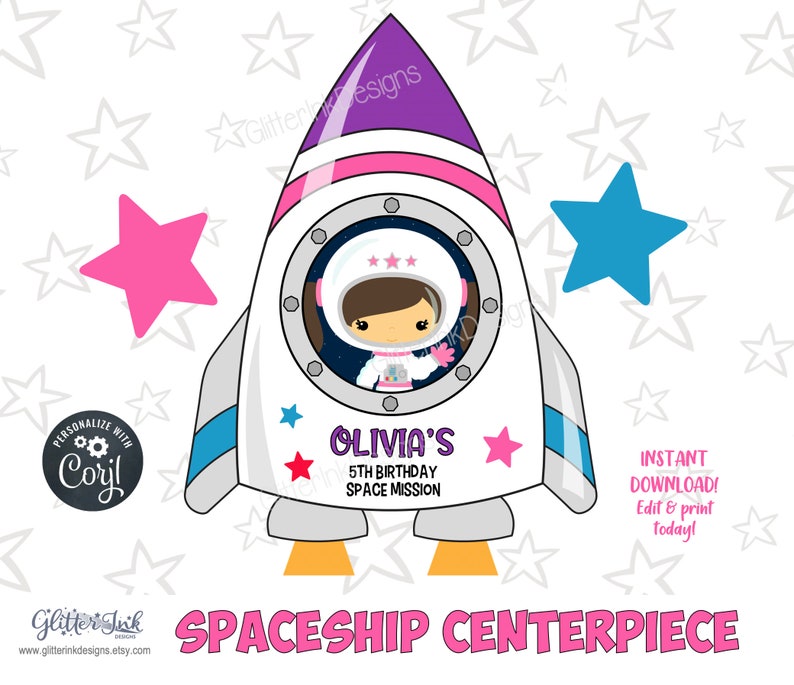 Puede incluir: Una pieza central de nave espacial imprimible con una ni&ntilde;a astronauta de dibujos animados con un traje espacial blanco y un casco rosa. La nave espacial es morada, rosa y blanca con llamas naranjas. El texto "Olivia's 5th Birthday Space Mission" est&aacute; en la nave espacial. El fondo es blanco con estrellas blancas.