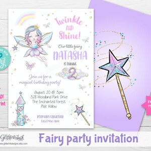 Può includere: Un invito a una festa di fate viola e bianco con una bacchetta scintillante e un'illustrazione di fata. L'invito dice "Twinkle and Shine! Our little fairy Natasha is turning 2".