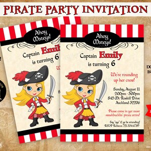 K&ouml;nnte beinhalten: Eine druckbare Piratenparty-Einladung mit einem Cartoon-Piratenm&auml;dchen mit blonden Haaren, einem rot-schwarzen Hut und einem Schwert. Die Einladung ist f&uuml;r ein 6-j&auml;hriges M&auml;dchen namens Emily und enth&auml;lt den Text "Ahoy Mateys! Captain Emily is turning 6. We're rounding up her crew!" und Partydetails.