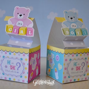 Pudełko typu pop-up z misiem informujące o płci dziecka, idealne na upominek z okazji baby shower. Szablon pudełka typu jack in the box do samodzielnego wydrukowania z napisem „to dziewczynka, to chłopiec”!