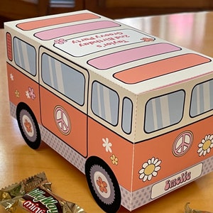 Caja de regalo imprimible con diseño de autobús retro, margaritas y símbolo de la paz, regalos de fiesta editables y decoración de centro de mesa