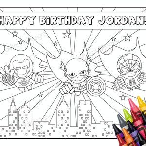 Może przedstawiać: Czarno-biała strona do kolorowania przedstawiająca trzech superbohater&oacute;w: Iron Mana, Kapitana Amerykę i Spidermana. Na g&oacute;rze strony widnieje napis "Happy Birthday Jordan!" oraz panorama miasta w tle. W prawym dolnym rogu znajduje się zestaw kredek.