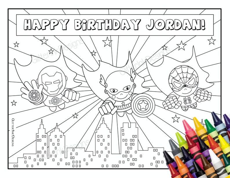 Może przedstawiać: Czarno-biała strona do kolorowania przedstawiająca trzech superbohater&oacute;w: Iron Mana, Kapitana Amerykę i Spidermana. Na g&oacute;rze strony widnieje napis "Happy Birthday Jordan!" oraz panorama miasta w tle. W prawym dolnym rogu znajduje się zestaw kredek.