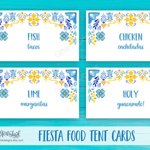 Pu&ograve; includere: Quattro carte da tavolo per cibo di festa stampabili con un design floreale blu e giallo. Le carte presentano il testo "Fish tacos", "Chicken enchiladas", "Lime margaritas" e "Holy guacamole!"