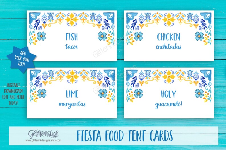 Pu&ograve; includere: Quattro carte da tavolo per cibo di festa stampabili con un design floreale blu e giallo. Le carte presentano il testo "Fish tacos", "Chicken enchiladas", "Lime margaritas" e "Holy guacamole!"