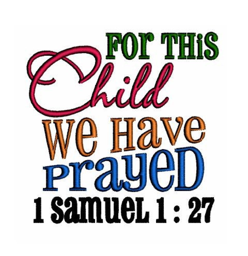 Pu&ograve; includere: Un ricamo colorato con il testo "For this child we have prayed 1 Samuel 1:27".