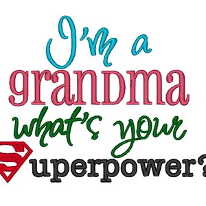 Puede incluir: Un logotipo rojo de Superman con el texto "I'm a grandma what's your superpower?" en letras verdes, rosas y azules.