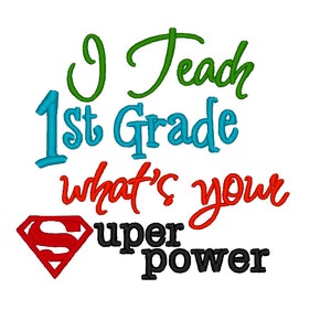 Può includere: Un design grafico colorato con il testo "Insegno in prima elementare, qual è il tuo superpotere?" e un logo di Superman rosso.