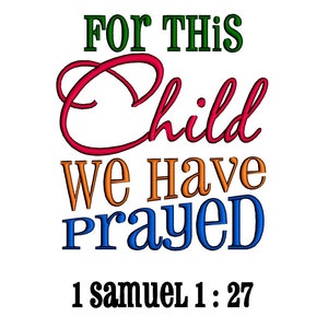 Pu&ograve; includere: Un design grafico colorato con il testo "For this child we have prayed" in un font corsivo. Il testo "1 Samuel 1:27" &egrave; sotto il testo principale.