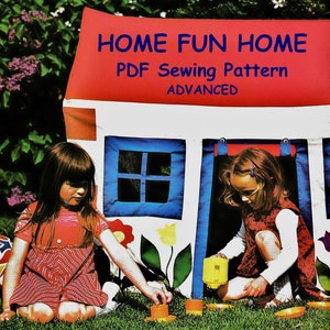 Könnte beinhalten: Zwei Kinder spielen in einem weißen und blauen Spielhaus mit einem roten Dach. Das Spielhaus hat ein Fenster und eine Tür. Das Spielhaus ist mit Blumen und Blättern verziert. Der Text "HOME FUN HOME PDF Sewing Pattern ADVANCED" steht auf dem Dach des Spielhauses.