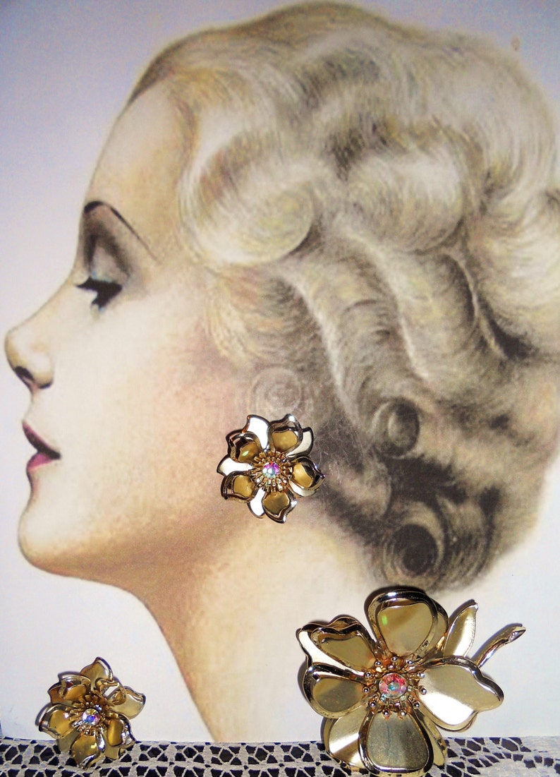 Vintage Matched Set Gold Tone Flower Earrings /& Brooch w Aurora Crystal 1970/'s 3-D Effect Floral Demi Parure Set