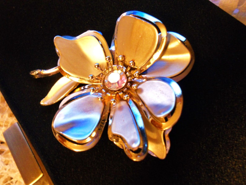 Vintage Matched Set Gold Tone Flower Earrings /& Brooch w Aurora Crystal 1970/'s 3-D Effect Floral Demi Parure Set