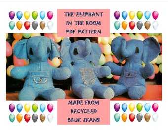 Op de afbeelding: Drie blauwe spijkerbroek olifanten knuffels met geborduurde ogen en een zak op hun overalls. De tekst "THE ELEPHANT IN THE ROOM PDF PATTERN" en "MADE FROM RECYCLED BLUE JEANS" wordt weergegeven op een roze achtergrond met een rand van kleurrijke ballonnen.
