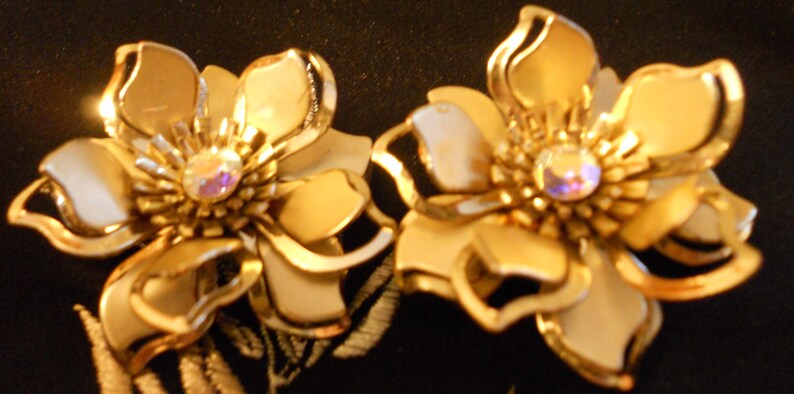 Vintage Matched Set Gold Tone Flower Earrings /& Brooch w Aurora Crystal 1970/'s 3-D Effect Floral Demi Parure Set