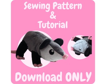 Könnte beinhalten: Ein rosa Hintergrund mit dem Text "Sewing Pattern & Tutorial" und "Download ONLY". Das Bild zeigt ein Plüsch-Opossum-Spielzeug in Grau und Schwarz mit rosa Akzenten.