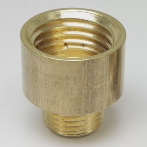 Puede incluir: Un racor de latón con roscas internas y externas. El cuerpo cilíndrico tiene una abertura ancha en la parte superior y una sección roscada más estrecha en la parte inferior. El metal tiene un aspecto dorado pulido.