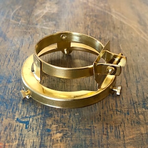 Puede incluir: Un soporte de pantalla de lámpara de latón con dos anillos ajustables y tres tornillos. El soporte está diseñado para sujetar una pantalla de lámpara a una lámpara.