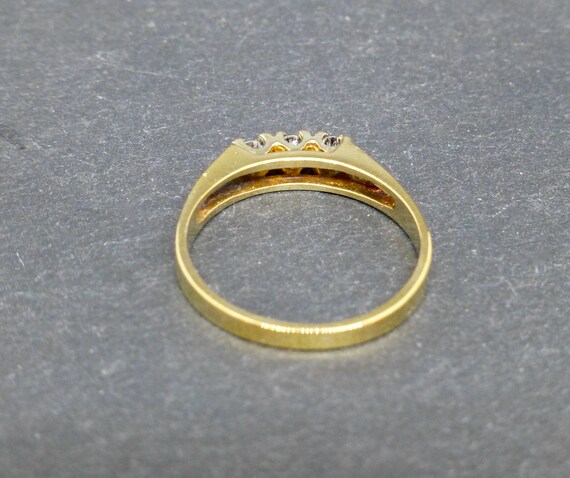 Three Stone Diamond & 9ct Gold ring - image 4