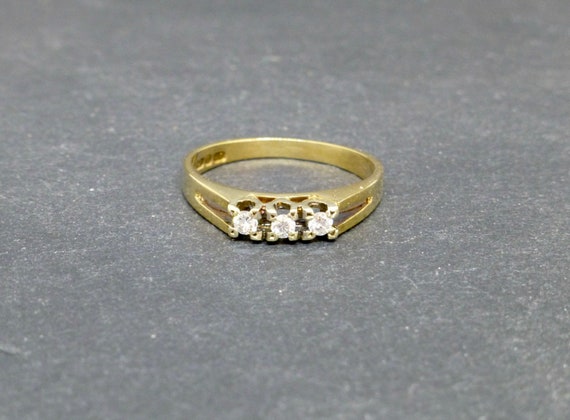 Three Stone Diamond & 9ct Gold ring - image 2