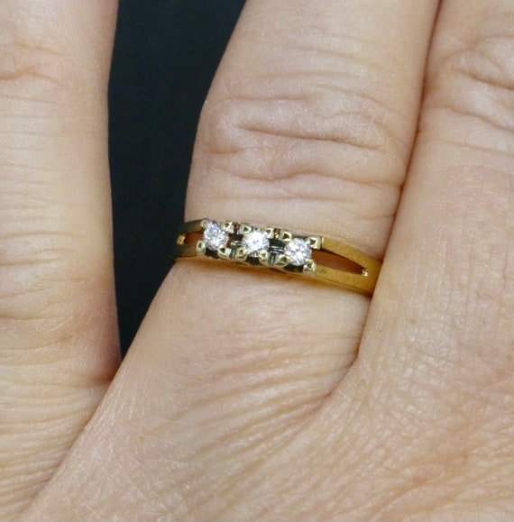 Three Stone Diamond & 9ct Gold ring - image 7