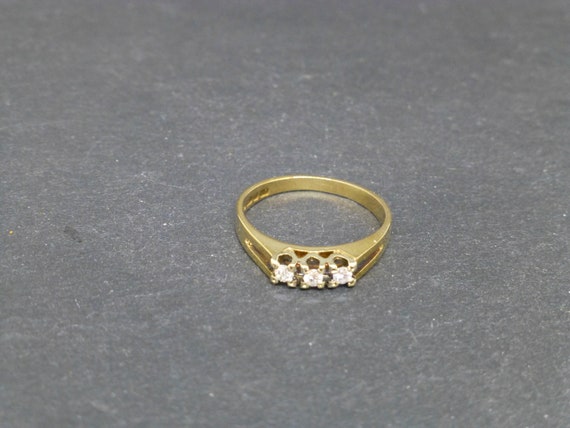 Three Stone Diamond & 9ct Gold ring - image 9
