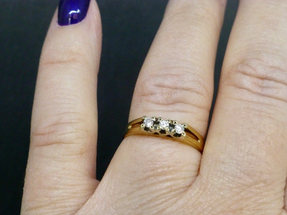 Three Stone Diamond & 9ct Gold ring - image 8