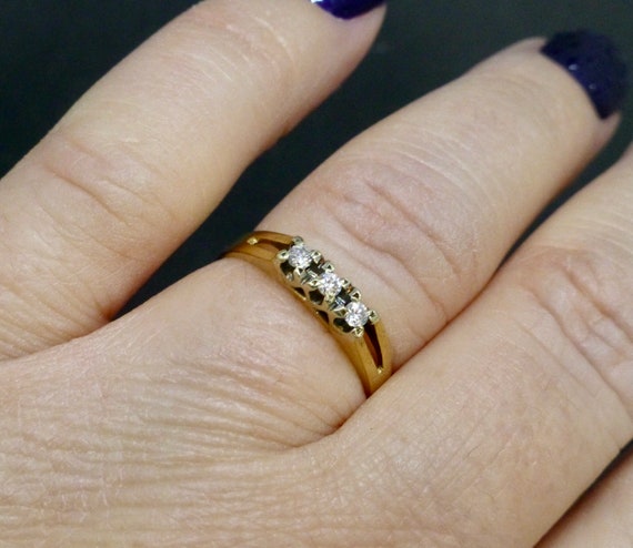 Three Stone Diamond & 9ct Gold ring - image 5