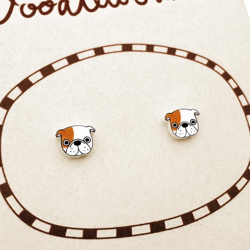 Pendientes de botón pequeños de bulldog inglés rojo y blanco, regalo para amantes de los perros, joyería hipoalergénica hecha a mano, joyería de plástico termoencogible.