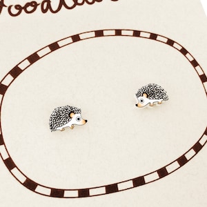 Kleine Igel Ohrstecker, niedlichen Haustier Schmuck, Igel Liebhaber Geschenk, Waldtier Ohrringe, hypoallergene Ohrringe, Schrumpfplastik