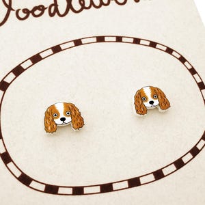 Pendientes pequeños de Blenheim Cavalier King Charles Spaniel, regalo para mamás amantes de los Cavalier, hipoalergénicos, joyería artesanal de plástico termoencogible para perros.