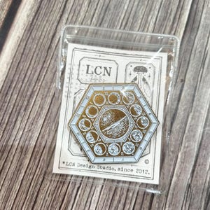 Lin Chia Ning, ilustrador de pingente de latão de TAIWAN, etiqueta de latão Lin Chia Ning, broche de metal esmaltado LCN Design – Fases da lua, hexágono, lua e estrelas