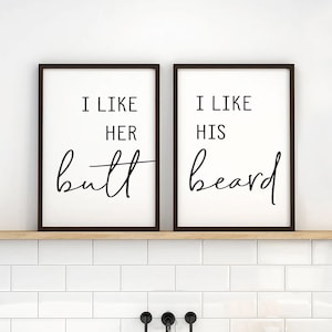 Set van 2 I Like His Beard I Like Her Butt Badkamermuurkunst | Grappige badkamermuurdecoratie | Bord afdrukken, ingelijste print of canvas