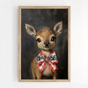 Puede incluir: Una impresi&oacute;n art&iacute;stica enmarcada que presenta un ciervo encantador con grandes ojos y una pajarita patri&oacute;tica. La pajarita muestra rayas rojas y blancas y estrellas azules. La obra de arte est&aacute; sobre un fondo oscuro, con el texto "lettered & lined" en la parte inferior.