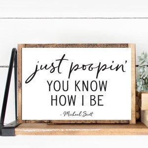 Just Poopin &#39;You weiß How I Be Michael Scott Zitat Badezimmer Wand Kunst, Lustiges WC Poop Bad Dekor | Druck, gerahmter Druck oder Canvas Sign