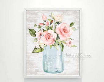 Różowa różana sztuka ścienna, dekoracja łazienki, kuchni i sypialni | Niebieski słoik Mason Jar Floral Flower Pastel Sign | Wydruk oprawiony przez Lettered & Lined