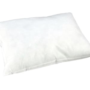 Puede incluir: Una almohada rectangular blanca, probablemente para dormir. La almohada está rellena de un material suave y esponjoso y tiene un diseño sencillo. La almohada es de color blanco liso y parece nueva.