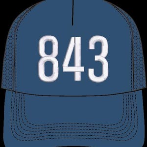 Puede incluir: Gorra de béisbol azul marino con el número "843" bordado en blanco. La gorra tiene una visera curva y paneles laterales de malla. Las costuras son negras.