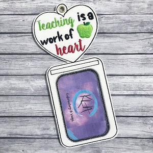 ITH Teaching es un trabajo de corazón vertical ID holder / etiqueta de equipaje - 5 x 7 - Diseño de bordado - Diseño de bordado DIGITAL