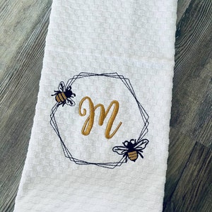 Bee Frame #1 - 4 sizes included- Embroidery Design - DIGITAL Embroidery DESIGN
