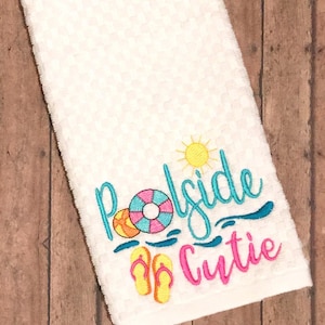 Cutie junto a la piscina - 3 tallas incluidas- Diseño de bordado - DISEÑO DE bordado DIGITAL