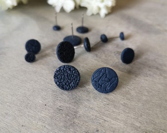 Orecchini a perno rotondi semplici, orecchini a perno blu scuro, orecchini a perno Titan, orecchini per lui, orecchini per lei, regalo di compleanno, orecchini di argilla