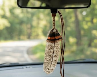 Native Feather für den Rückspiegel – handgefertigt. Ein Original von Kindred Spirit.