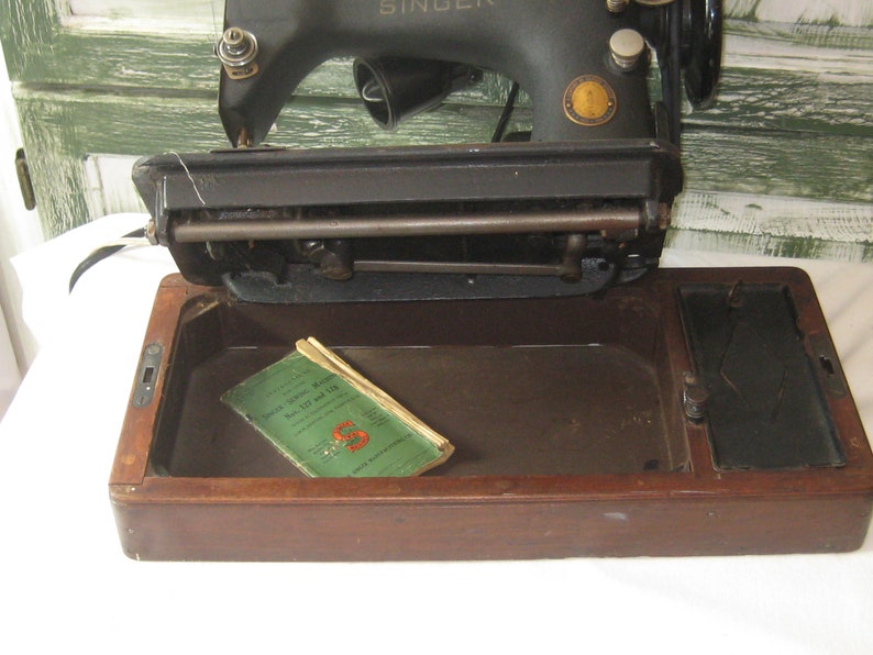 Antique electric Singer Sewing Machine, brown wood domed case, black gold cast iron metal sewing machine portable traveling mid century 50s image 7