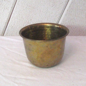ヴィンテージの小さな真鍮製の室内用プランター、ハンマー加工された金色の金属製ボウル、4 インチのプランター、インド製、1970 年代、ヴィンテージの真鍮製装飾、ボヘミアン エクレクティック