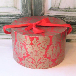 Caja de sombreros de cartón vintage, caja de sombreros de filigrana de oro rojo de 10", almacenamiento de armario de sombreros de los años 70, asa de cinta de arco, decoración ornamentada