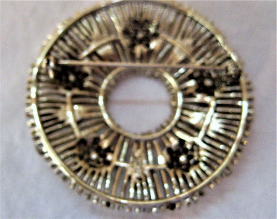 Lisner large round ornate brooch, gold brass star… - image 5