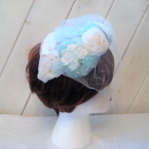 Blue white mini hat, floral Hat, veil hat, formal church hat, Sunday hat, mid century, 50s 60s zdjęcie 1